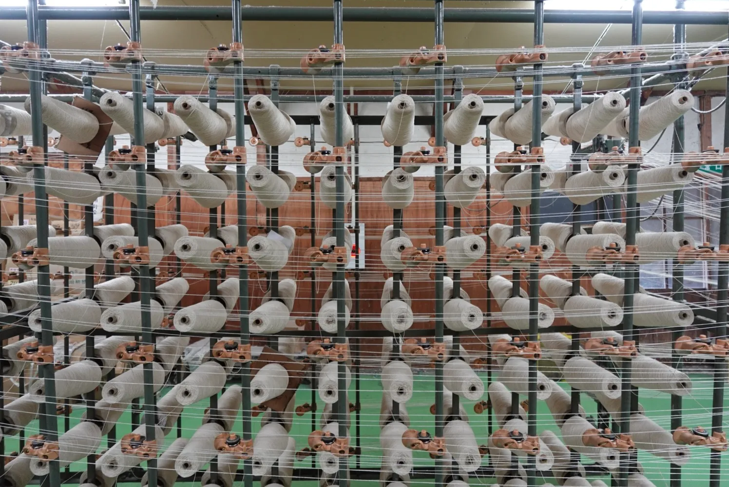 滋賀県高島市の織布工場の織機